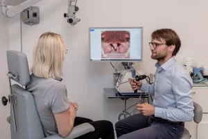 PD DDr. Lorenz Kadletz-Wanke im Rahmen einer HNO-Untersuchung im HNO-Wahlarztzentrum „Medizin am Markt“